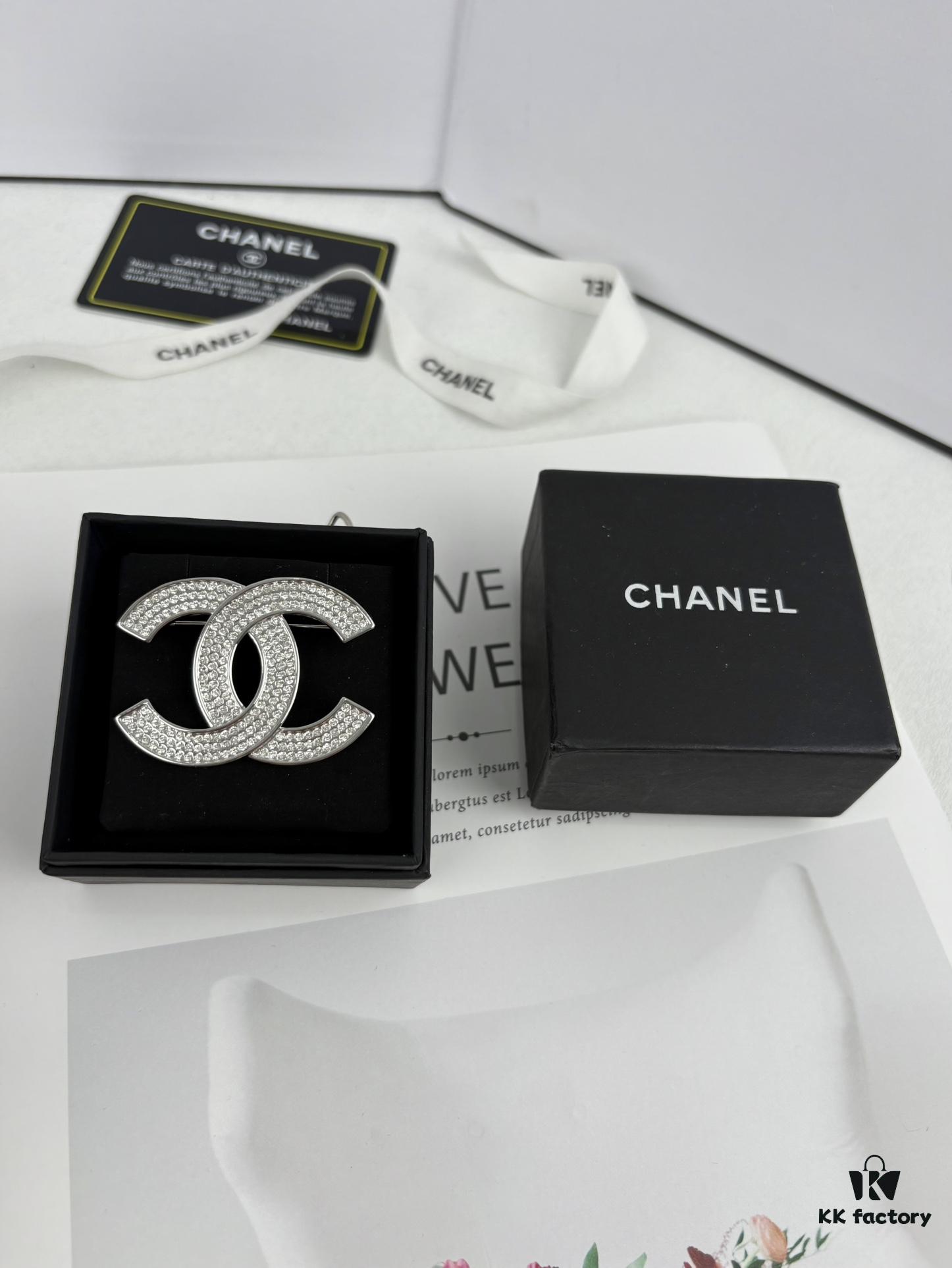 Xiaoxiang New Arrival Silver Triple Row Full Diamond Elegant Brooch 🌸