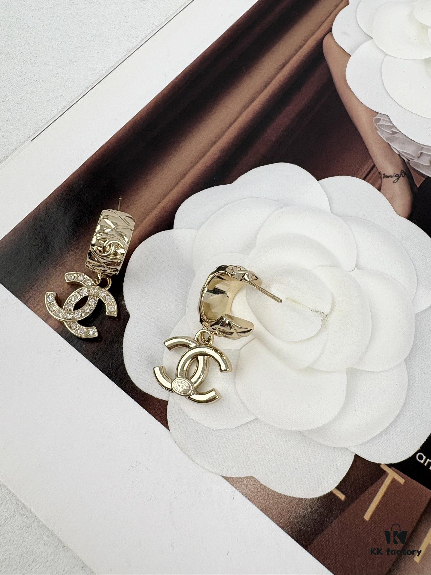 Xiaoxiang New Arrival Light Gold Diamond-Patterned Elegant Double C Earrings with Full Rhinestones, Hook Style