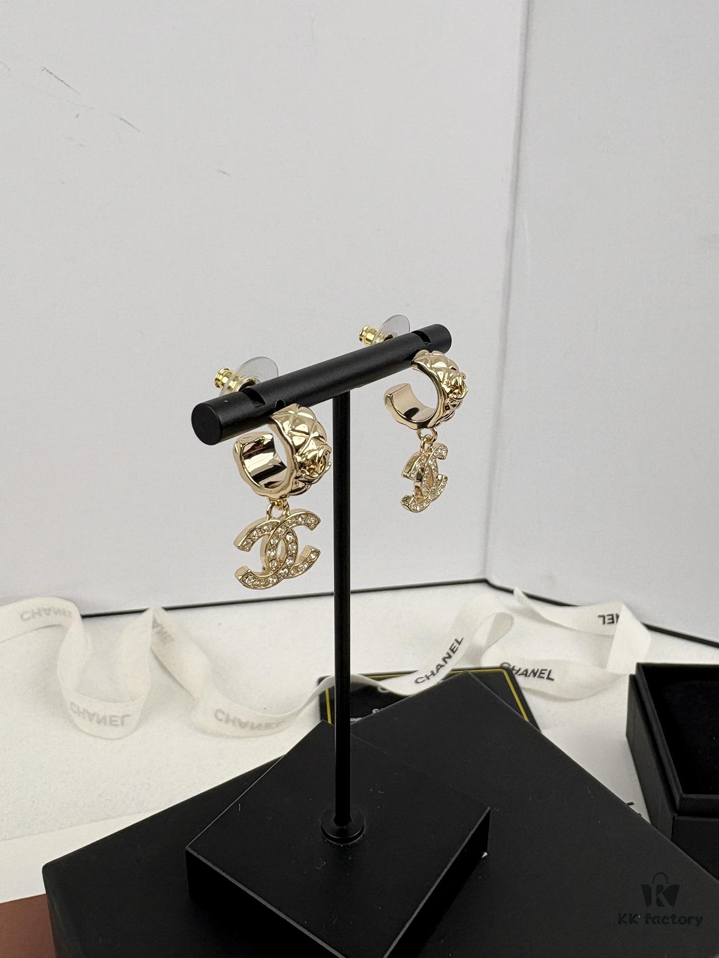 Xiaoxiang New Arrival Light Gold Diamond-Patterned Elegant Double C Earrings with Full Rhinestones, Hook Style