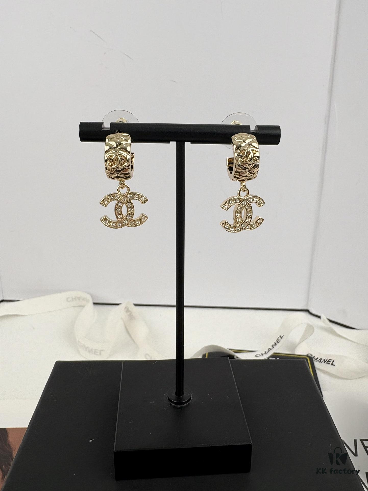 Xiaoxiang New Arrival Light Gold Diamond-Patterned Elegant Double C Earrings with Full Rhinestones, Hook Style