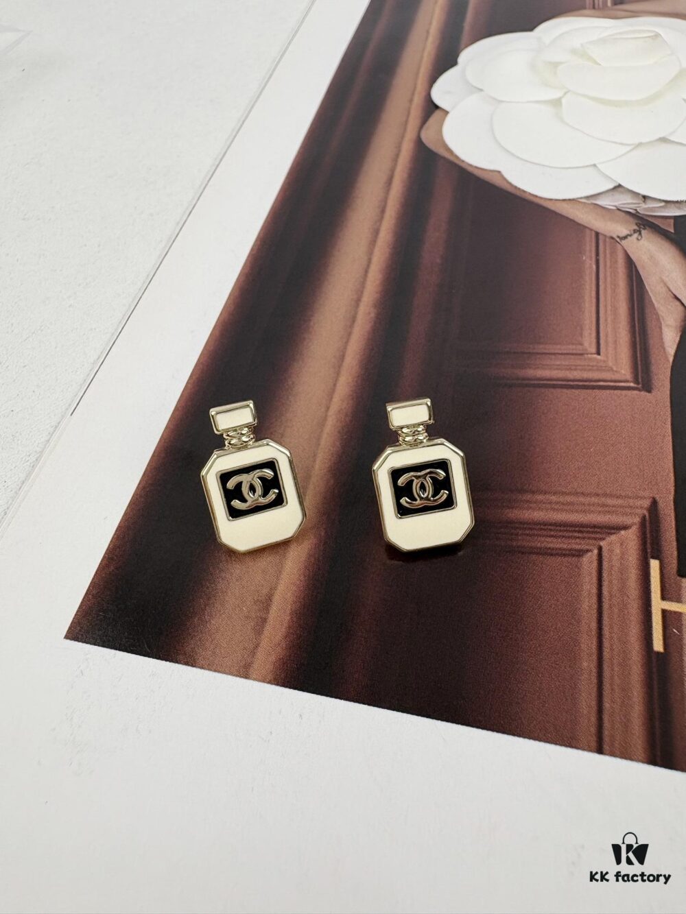 Chic New Style Perfume Bottle Elegant and Versatile Small Stud Earrings