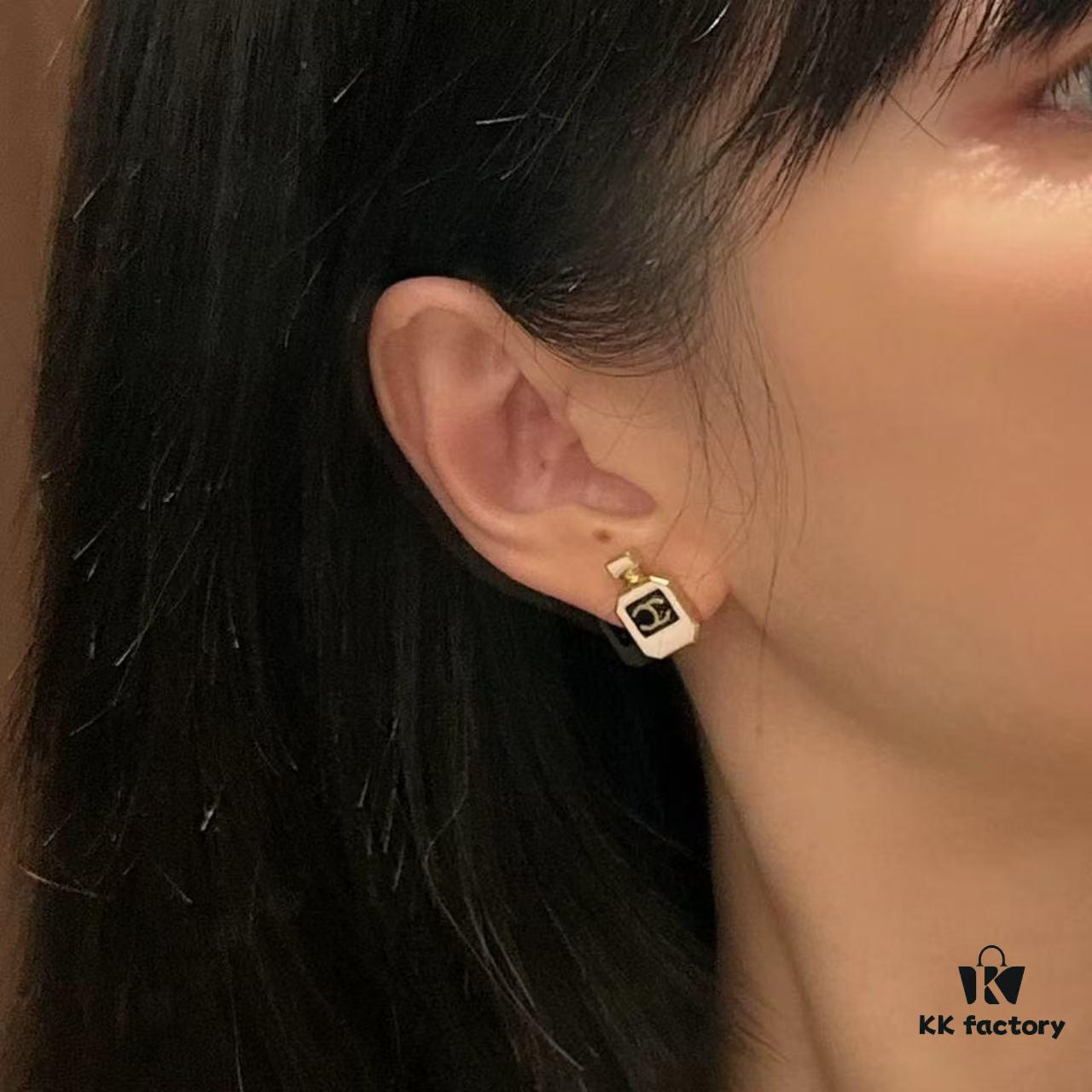 Chic New Style Perfume Bottle Elegant and Versatile Small Stud Earrings