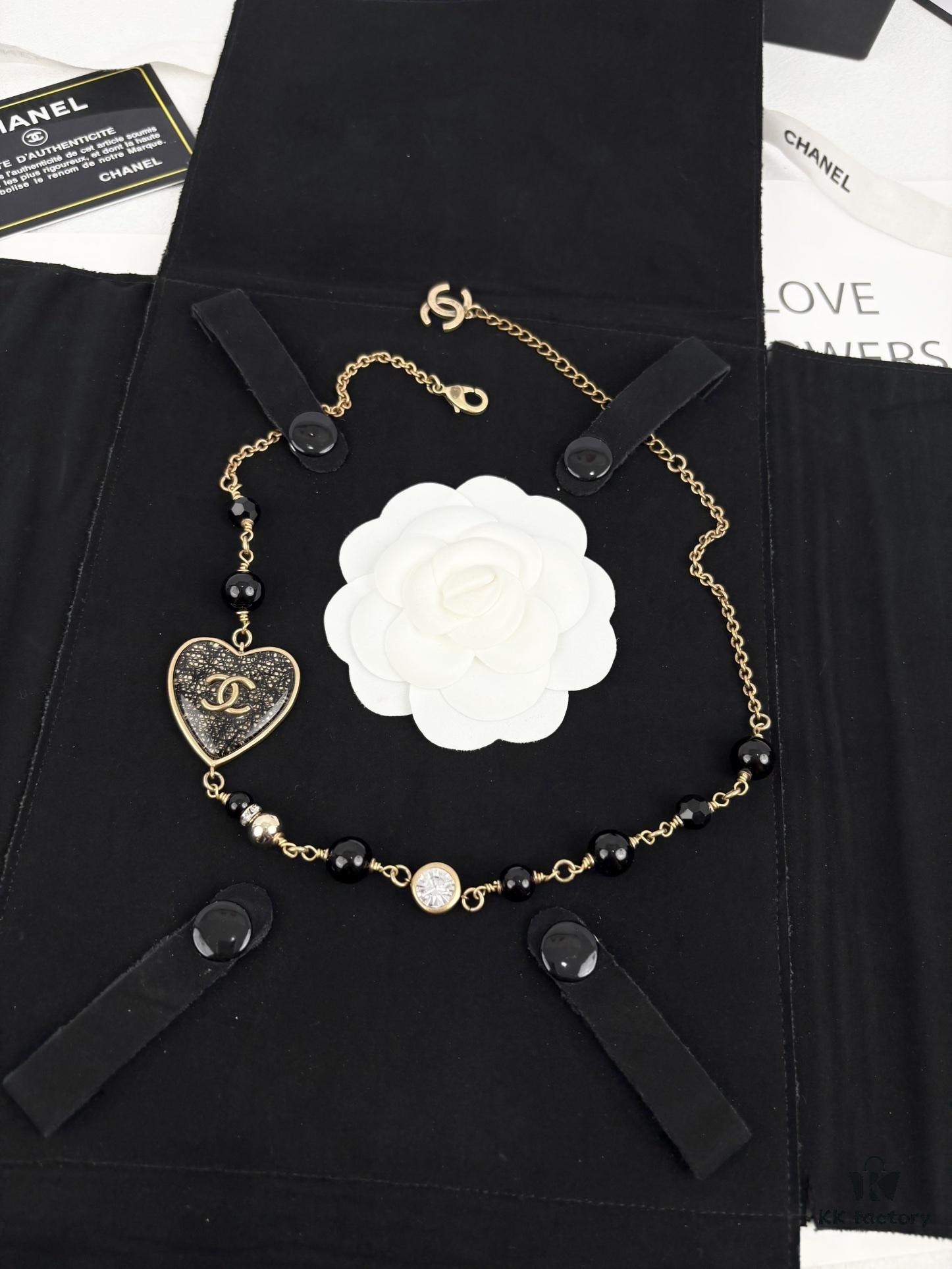 Xiaoxiang New Arrival Vintage Gold Black Heart Resin Fine Glitter Pearl Rhinestone Necklace