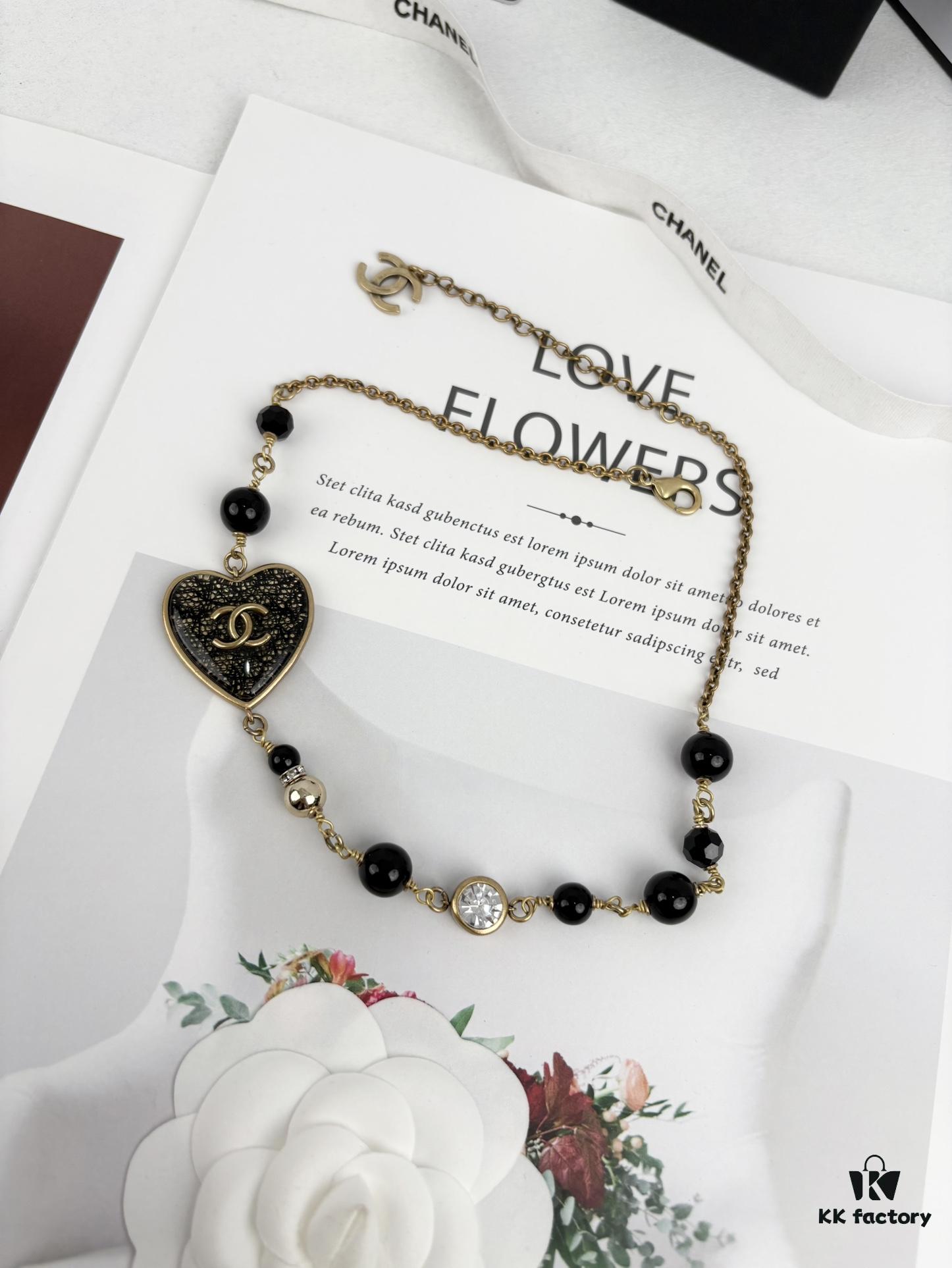 Xiaoxiang New Arrival Vintage Gold Black Heart Resin Fine Glitter Pearl Rhinestone Necklace