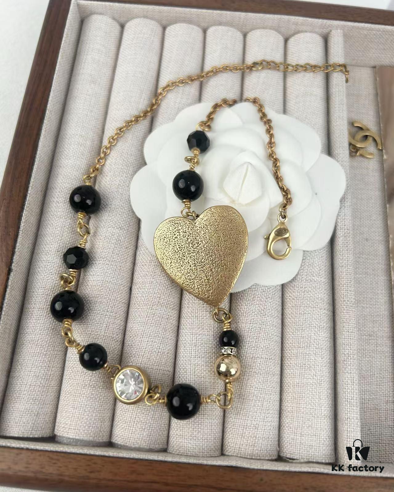 Xiaoxiang New Arrival Vintage Gold Black Heart Resin Fine Glitter Pearl Rhinestone Necklace