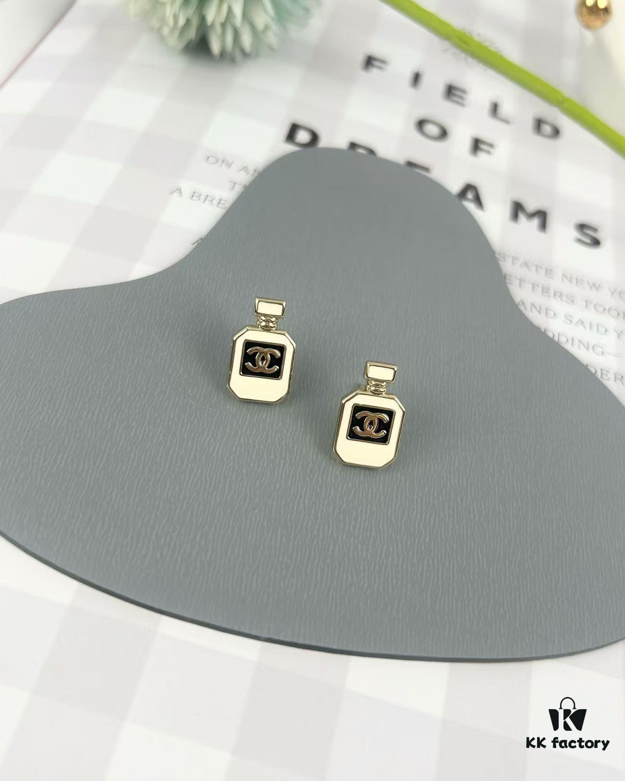 Chic New Style Perfume Bottle Elegant and Versatile Small Stud Earrings