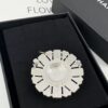 Xiaoxiang New Arrival Silver White Triangular Geometric Rhinestone Round Brooch 💫✨