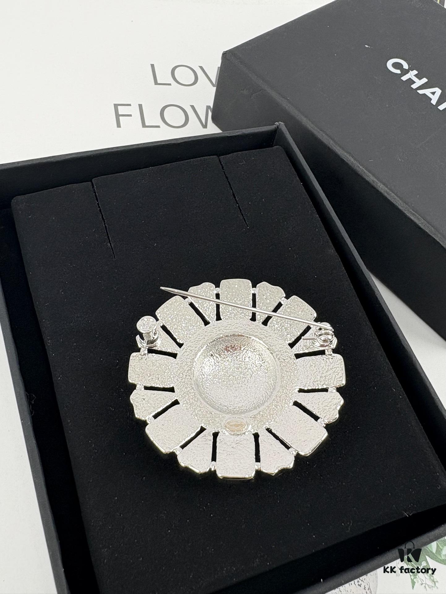 Xiaoxiang New Arrival Silver White Triangular Geometric Rhinestone Round Brooch 💫✨