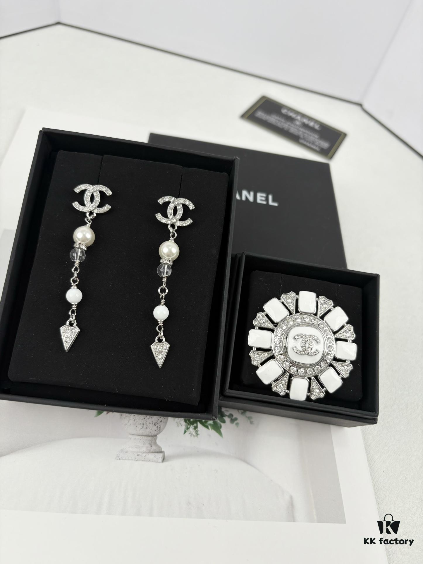 Xiaoxiang New Arrival Silver White Triangular Geometric Rhinestone Round Brooch 💫✨