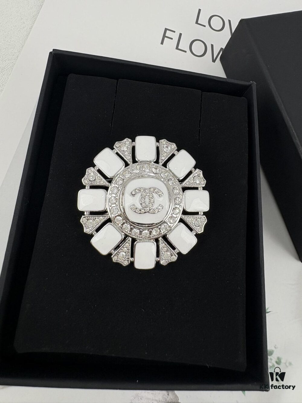 Xiaoxiang New Arrival Silver White Triangular Geometric Rhinestone Round Brooch 💫✨