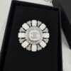 Xiaoxiang New Arrival Silver White Triangular Geometric Rhinestone Round Brooch 💫✨