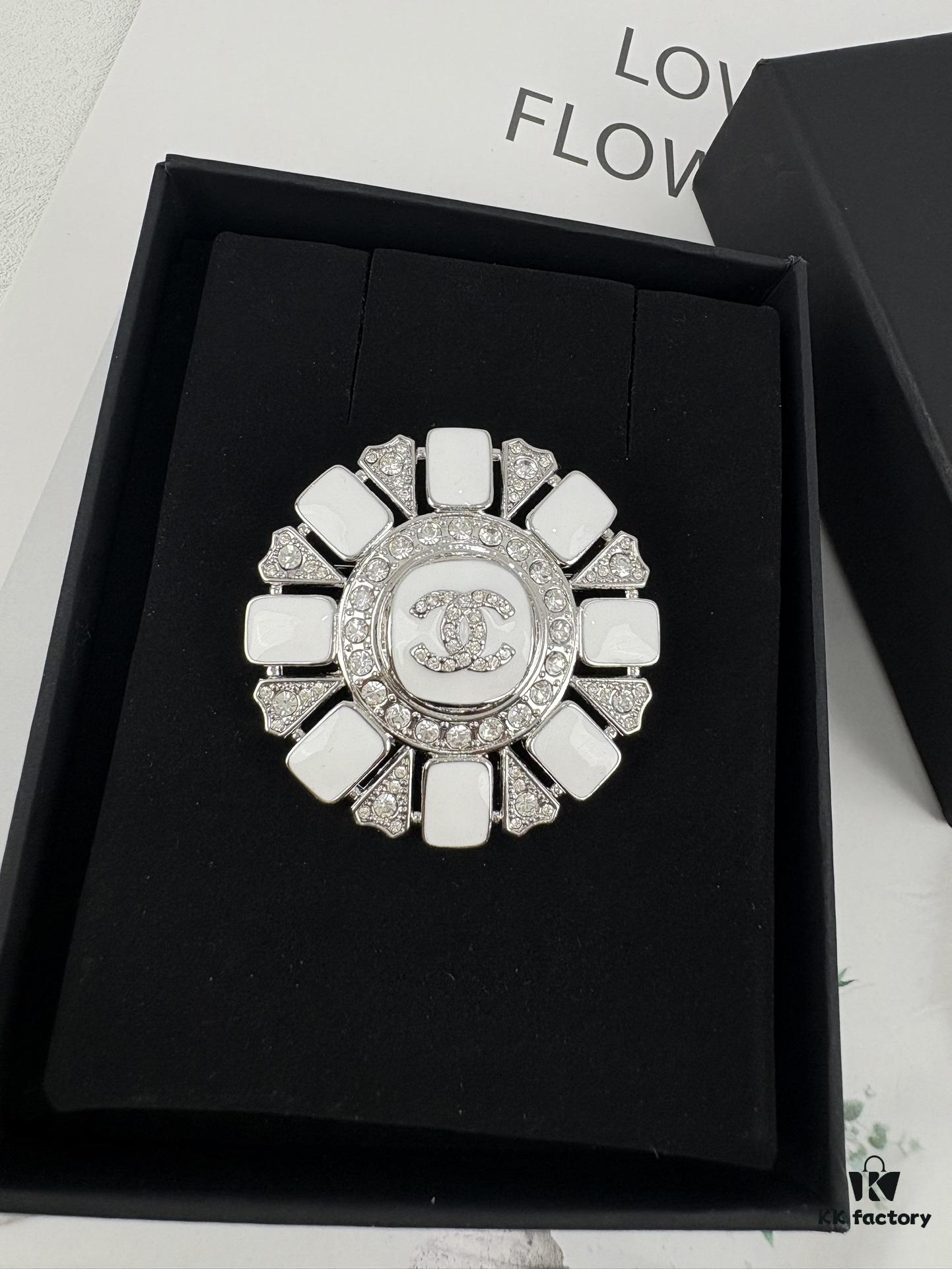 Xiaoxiang New Arrival Silver White Triangular Geometric Rhinestone Round Brooch 💫✨