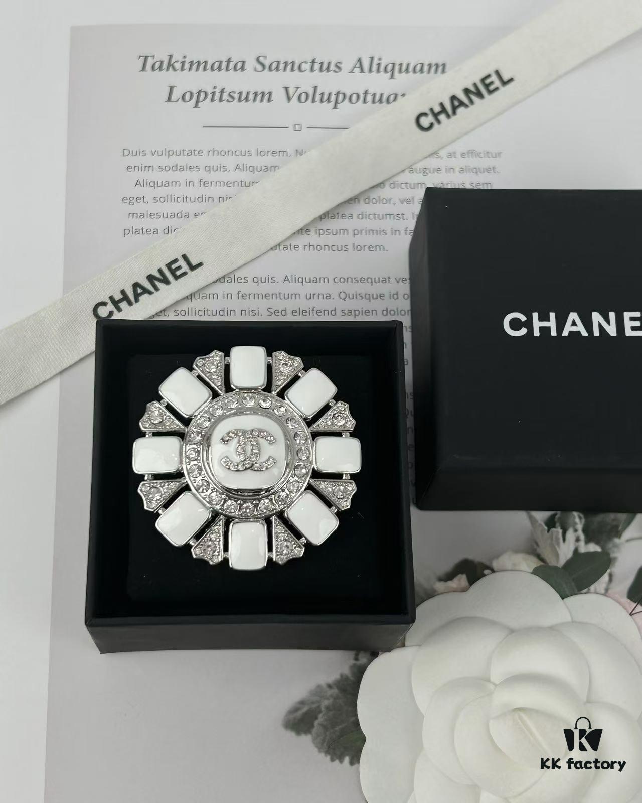 Xiaoxiang New Arrival Silver White Triangular Geometric Rhinestone Round Brooch 💫✨