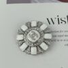 Xiaoxiang New Arrival Silver White Triangular Geometric Rhinestone Round Brooch 💫✨