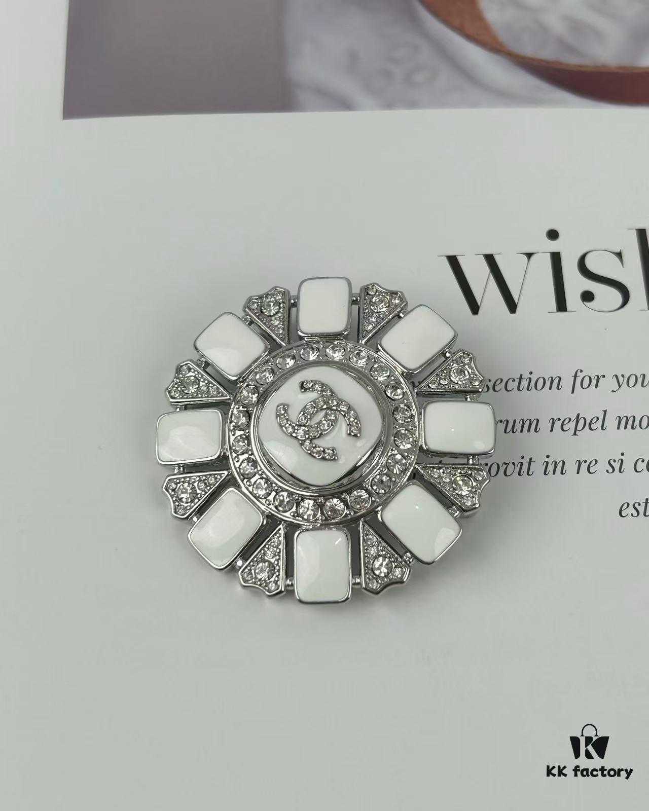 Xiaoxiang New Arrival Silver White Triangular Geometric Rhinestone Round Brooch 💫✨