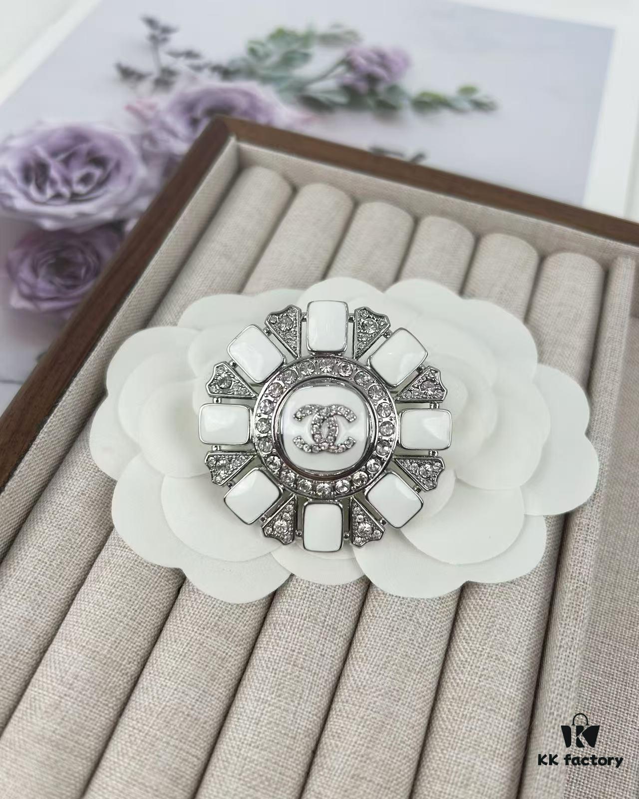 Xiaoxiang New Arrival Silver White Triangular Geometric Rhinestone Round Brooch 💫✨