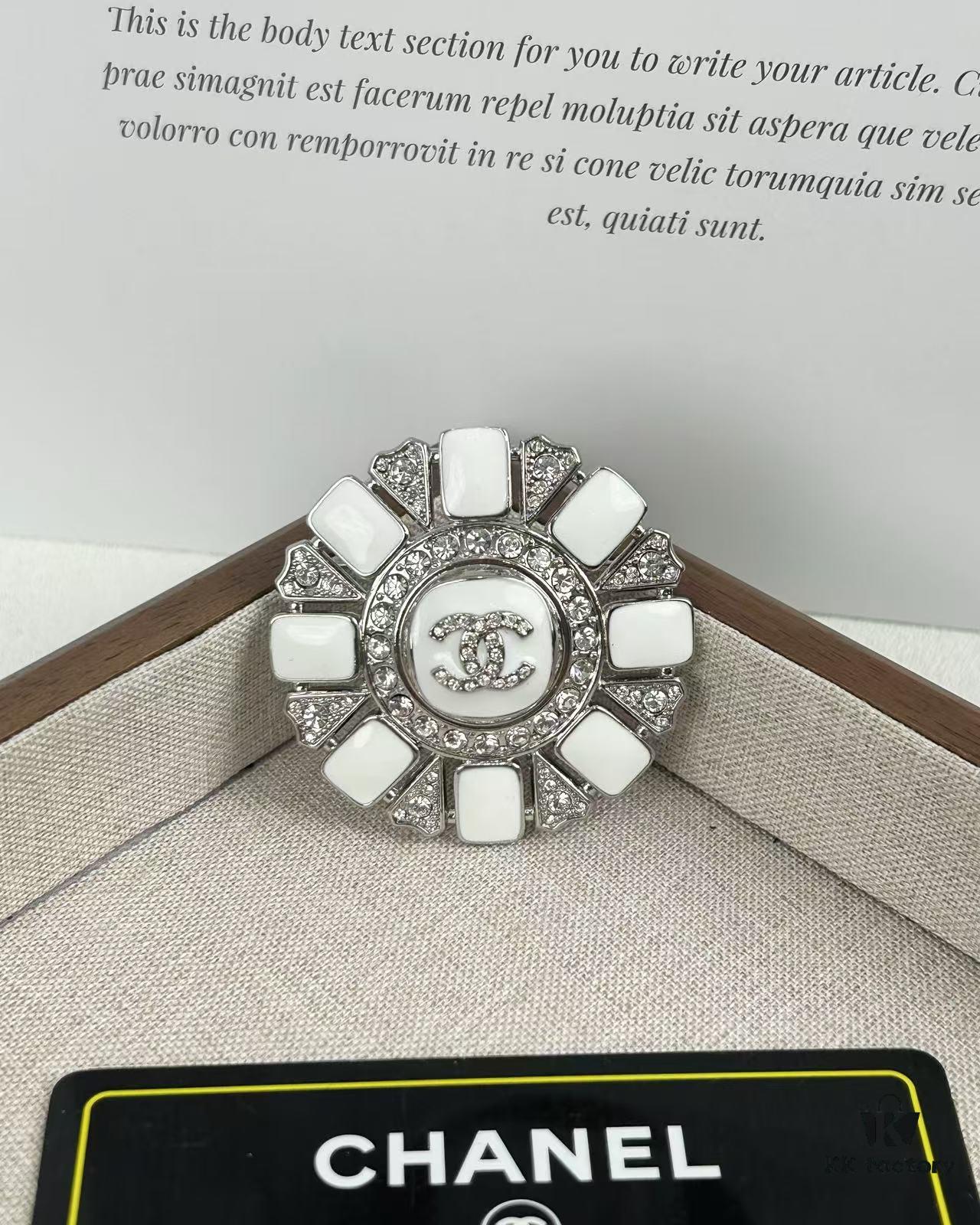 Xiaoxiang New Arrival Silver White Triangular Geometric Rhinestone Round Brooch 💫✨