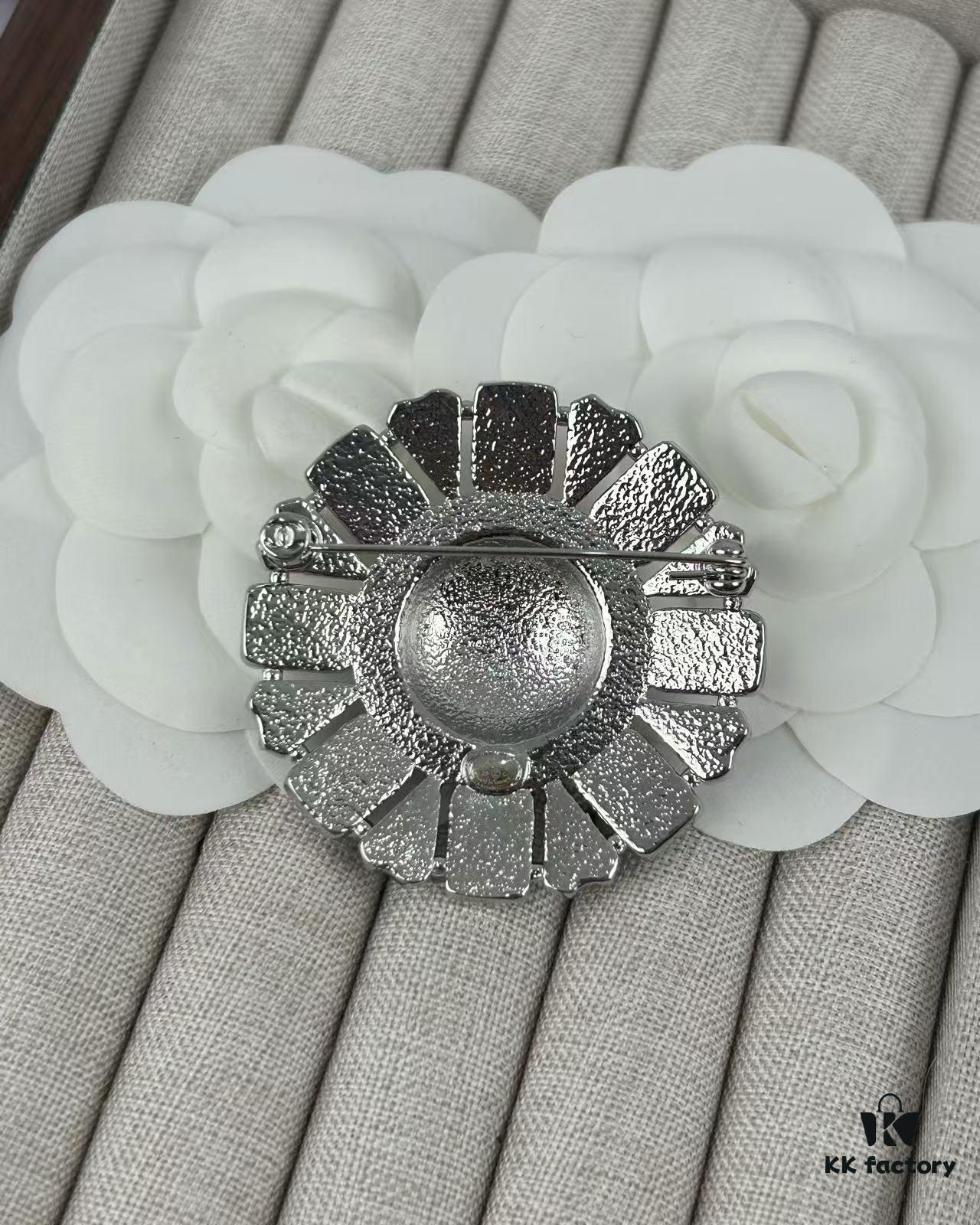 Xiaoxiang New Arrival Silver White Triangular Geometric Rhinestone Round Brooch 💫✨