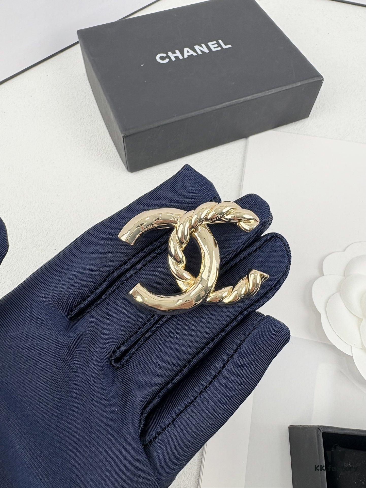 Xiaoxiang New Arrival Golden Half-Braid Twisted Double C Classic Elegant Brooch