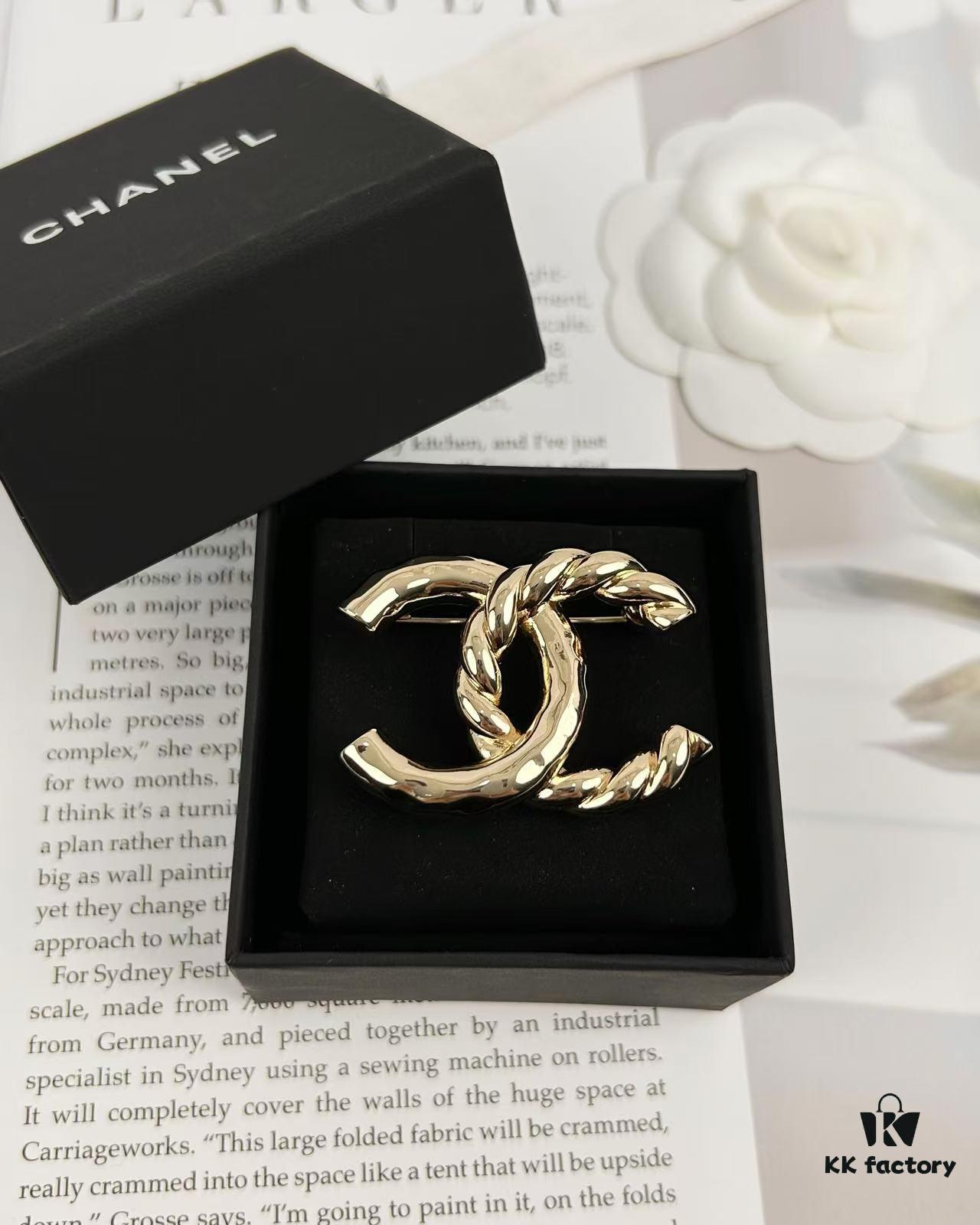 Xiaoxiang New Arrival Golden Half-Braid Twisted Double C Classic Elegant Brooch