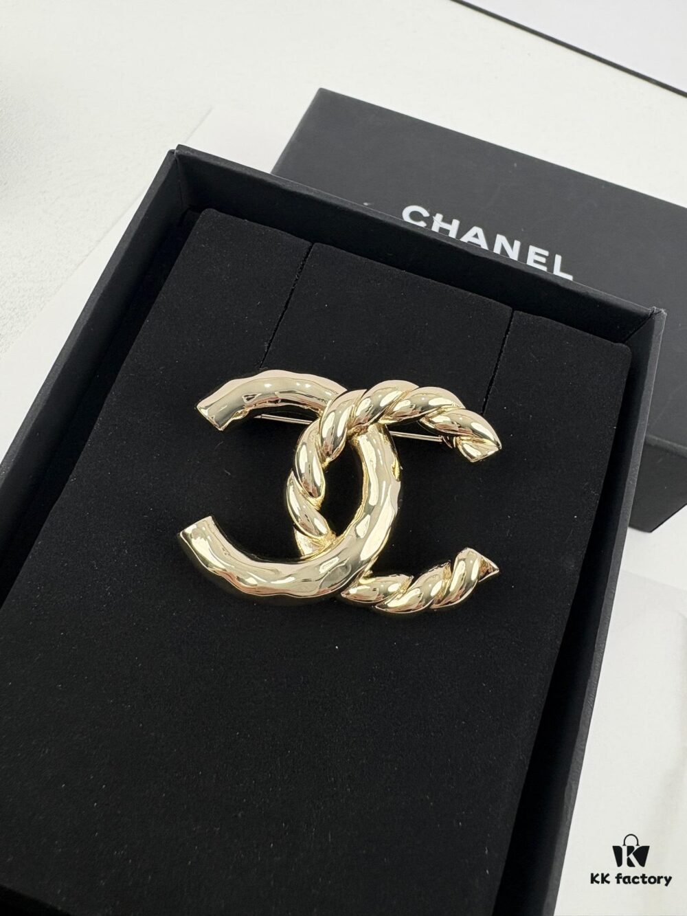 Xiaoxiang New Arrival Golden Half-Braid Twisted Double C Classic Elegant Brooch