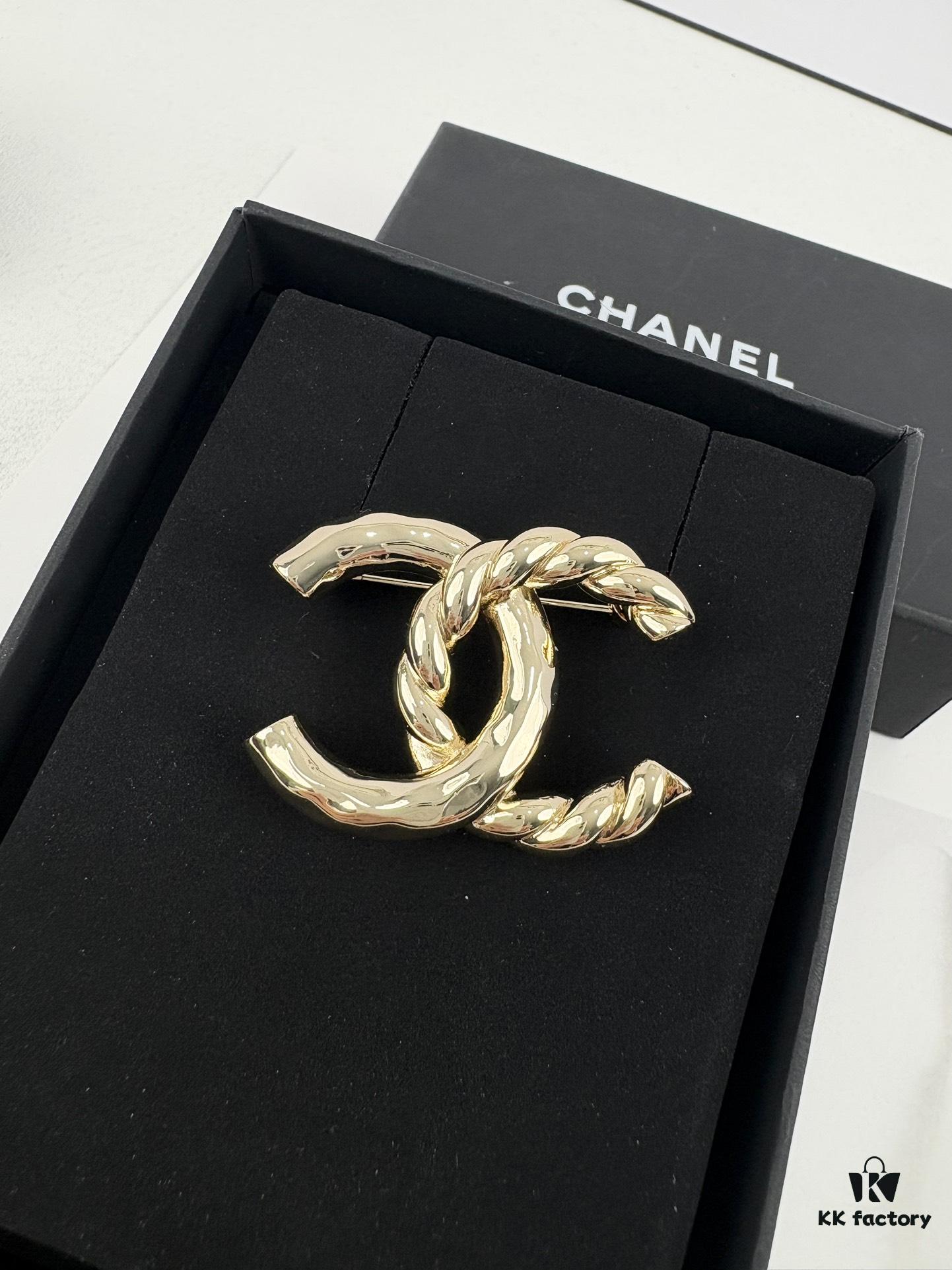 Xiaoxiang New Arrival Golden Half-Braid Twisted Double C Classic Elegant Brooch