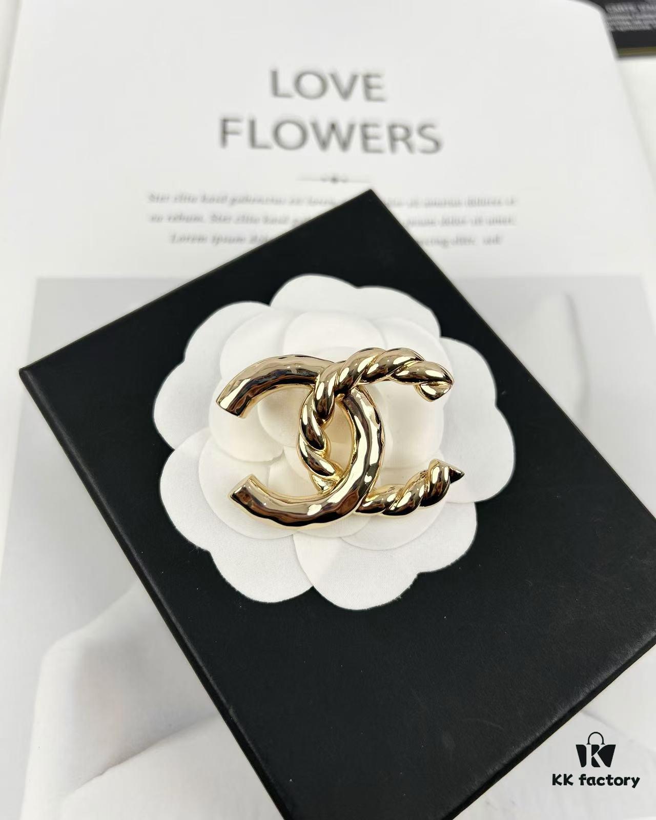 Xiaoxiang New Arrival Golden Half-Braid Twisted Double C Classic Elegant Brooch