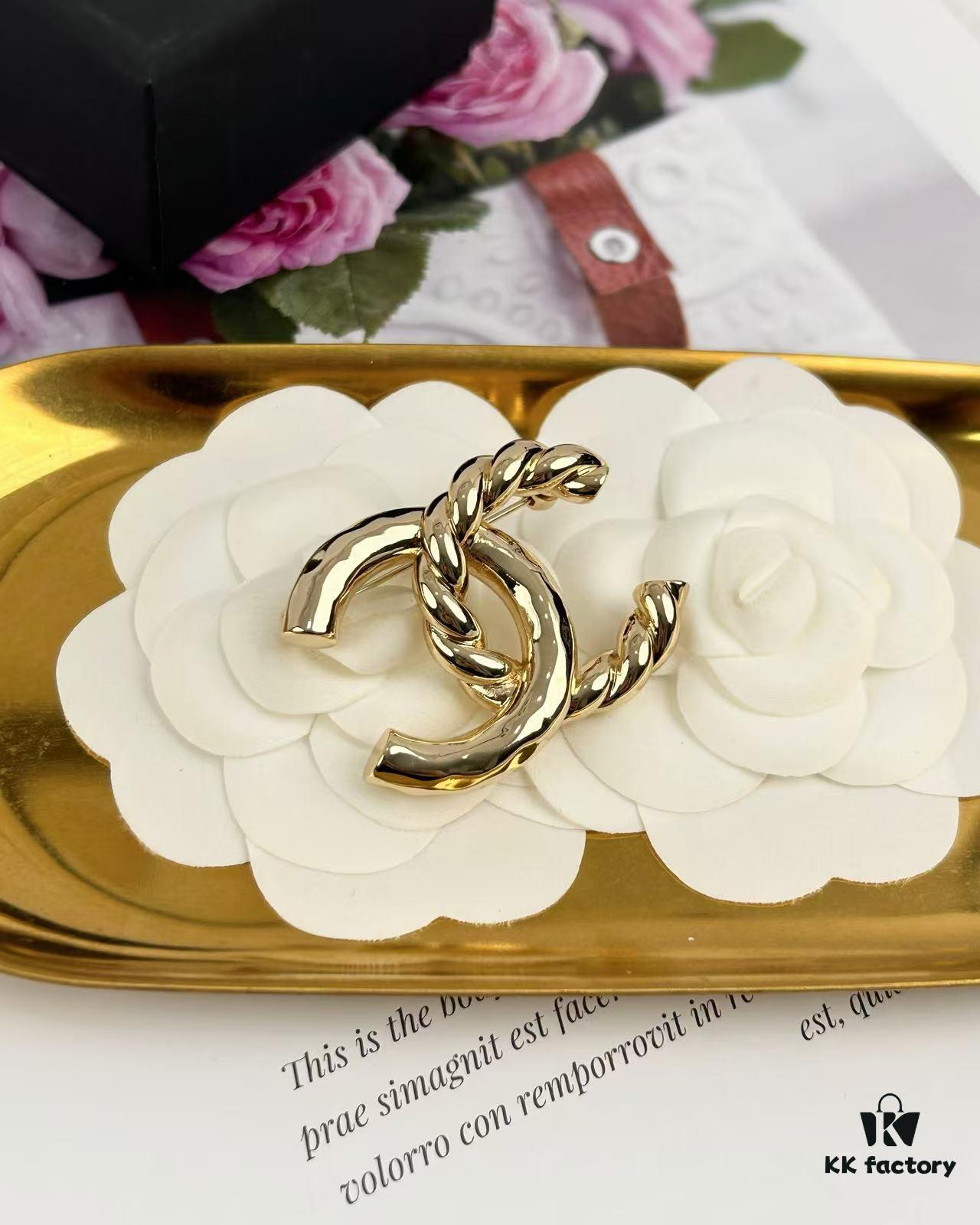 Xiaoxiang New Arrival Golden Half-Braid Twisted Double C Classic Elegant Brooch
