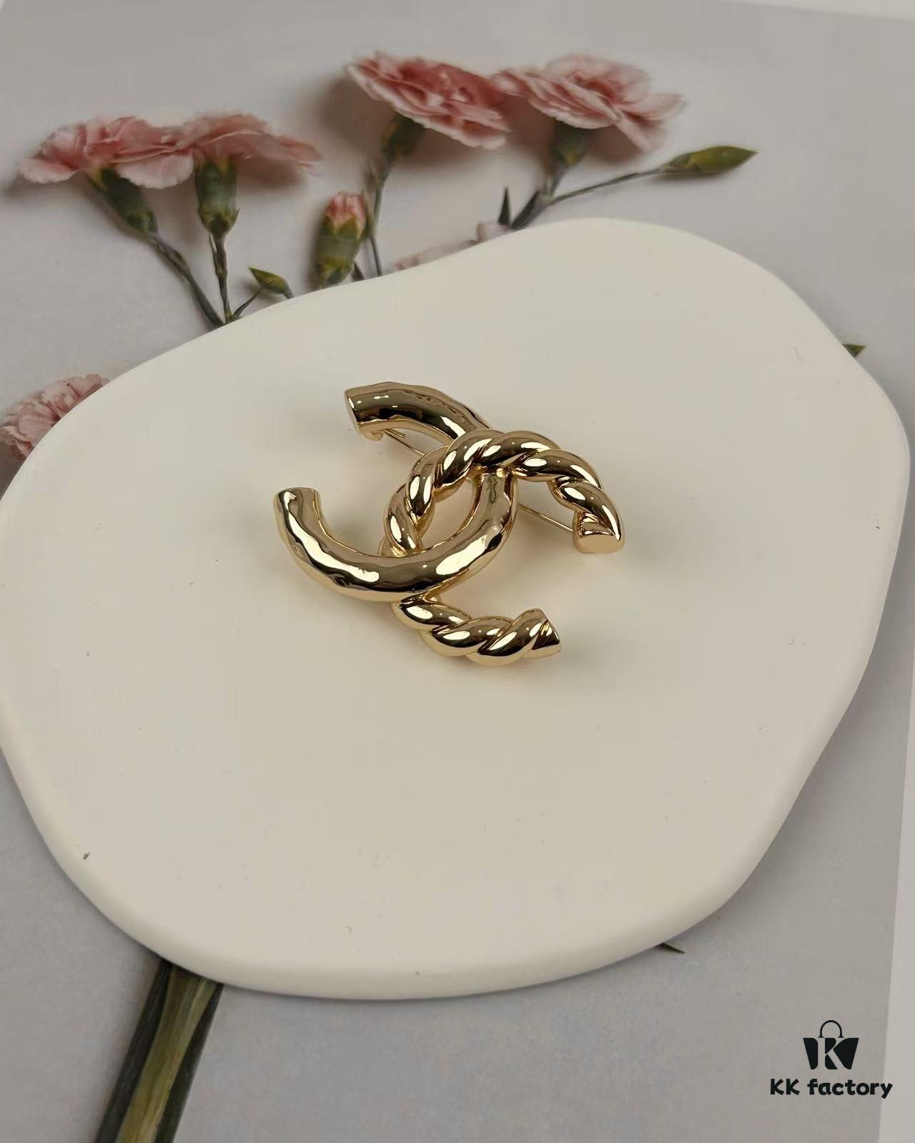Xiaoxiang New Arrival Golden Half-Braid Twisted Double C Classic Elegant Brooch