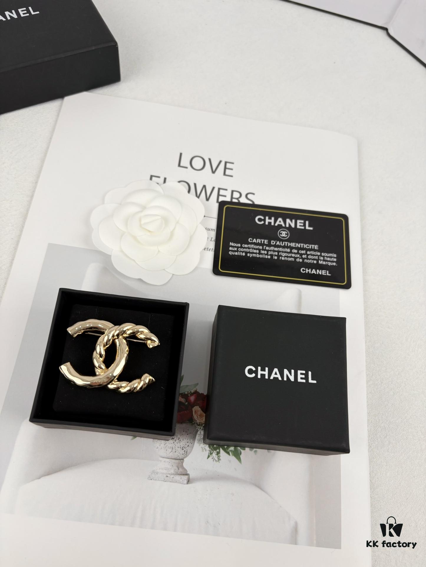 Xiaoxiang New Arrival Golden Half-Braid Twisted Double C Classic Elegant Brooch