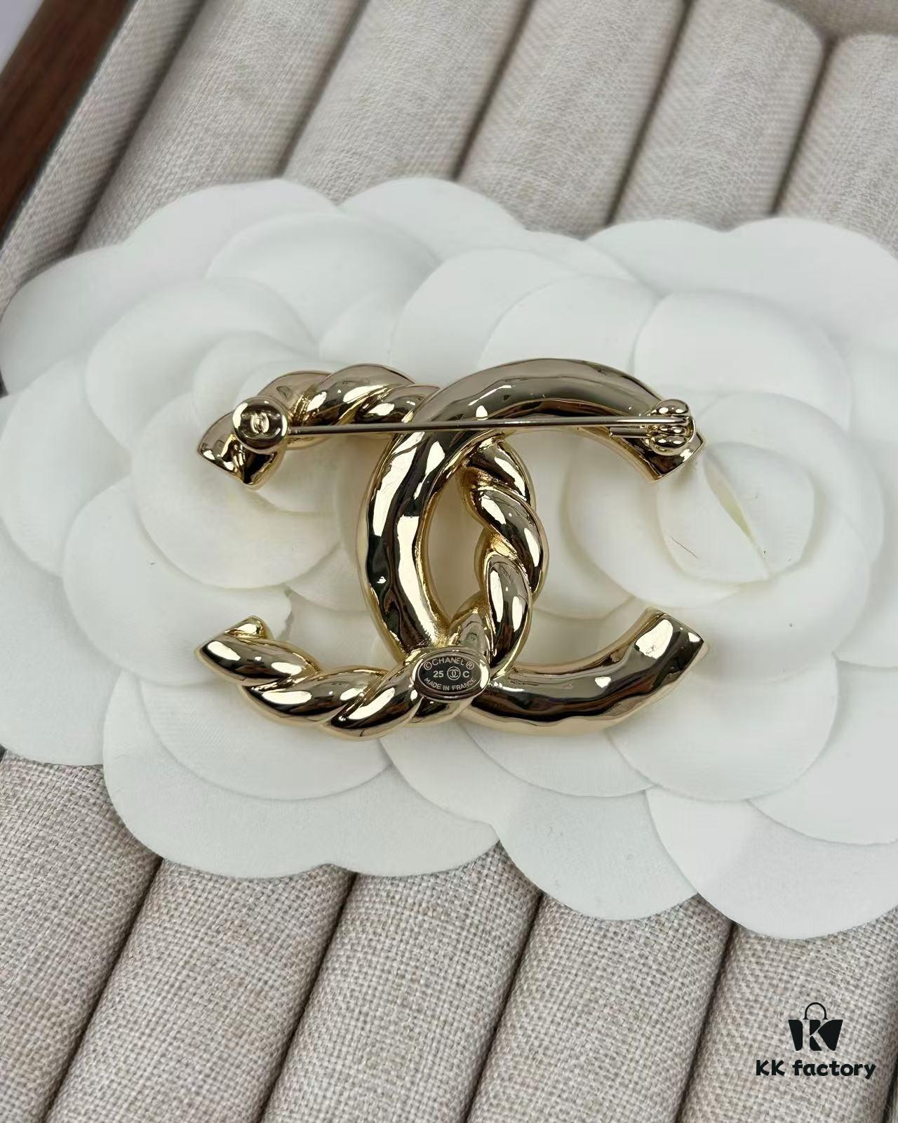 Xiaoxiang New Arrival Golden Half-Braid Twisted Double C Classic Elegant Brooch