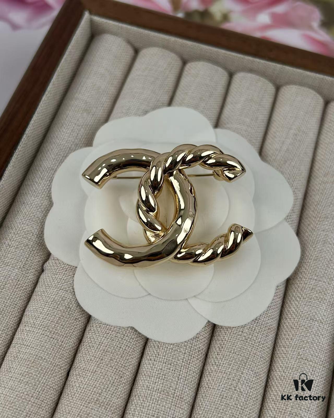 Xiaoxiang New Arrival Golden Half-Braid Twisted Double C Classic Elegant Brooch