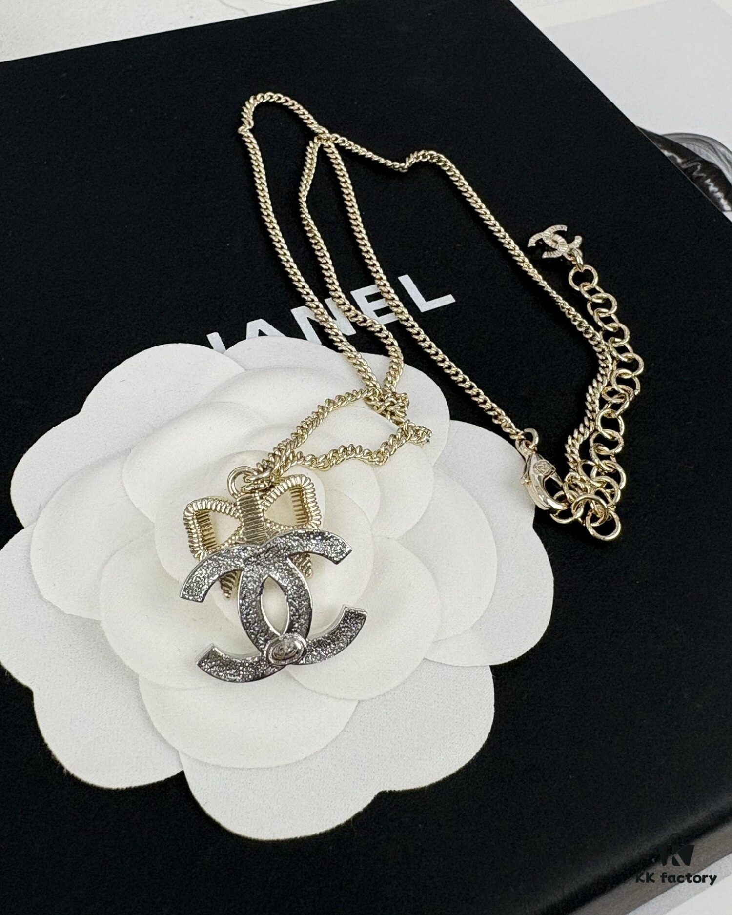 Xiaoxiang New Arrival Light Gold Bow Silver Two-Tone Fully Diamante Necklace Set