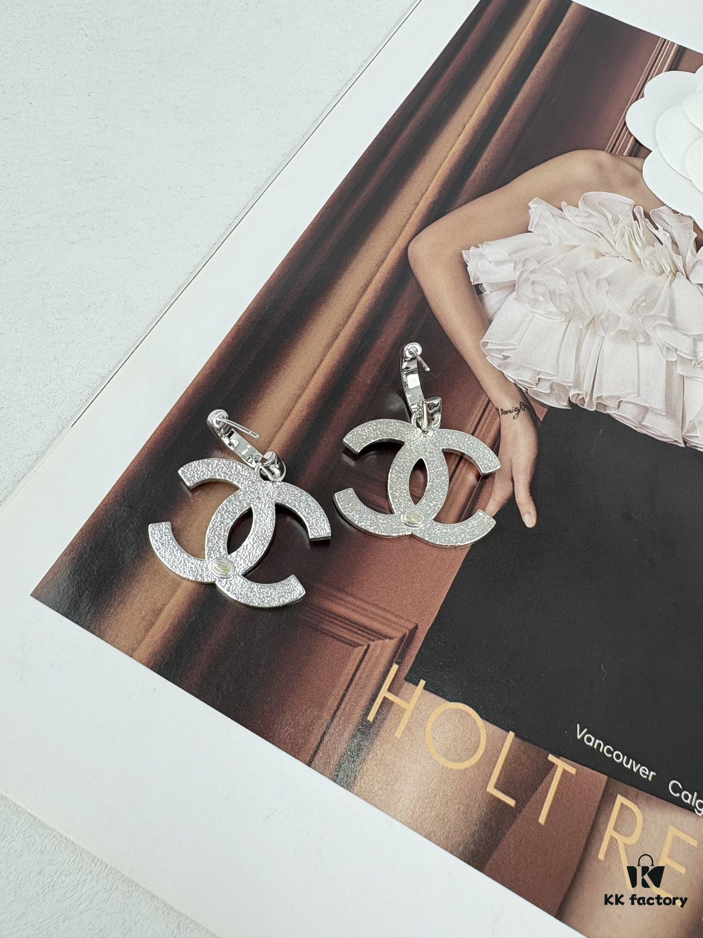 Xiaoxiang New Arrival Nautical Style Classic Blue Enamel Inlaid Hook Earrings, Elegant Ear Clips ✨🌿