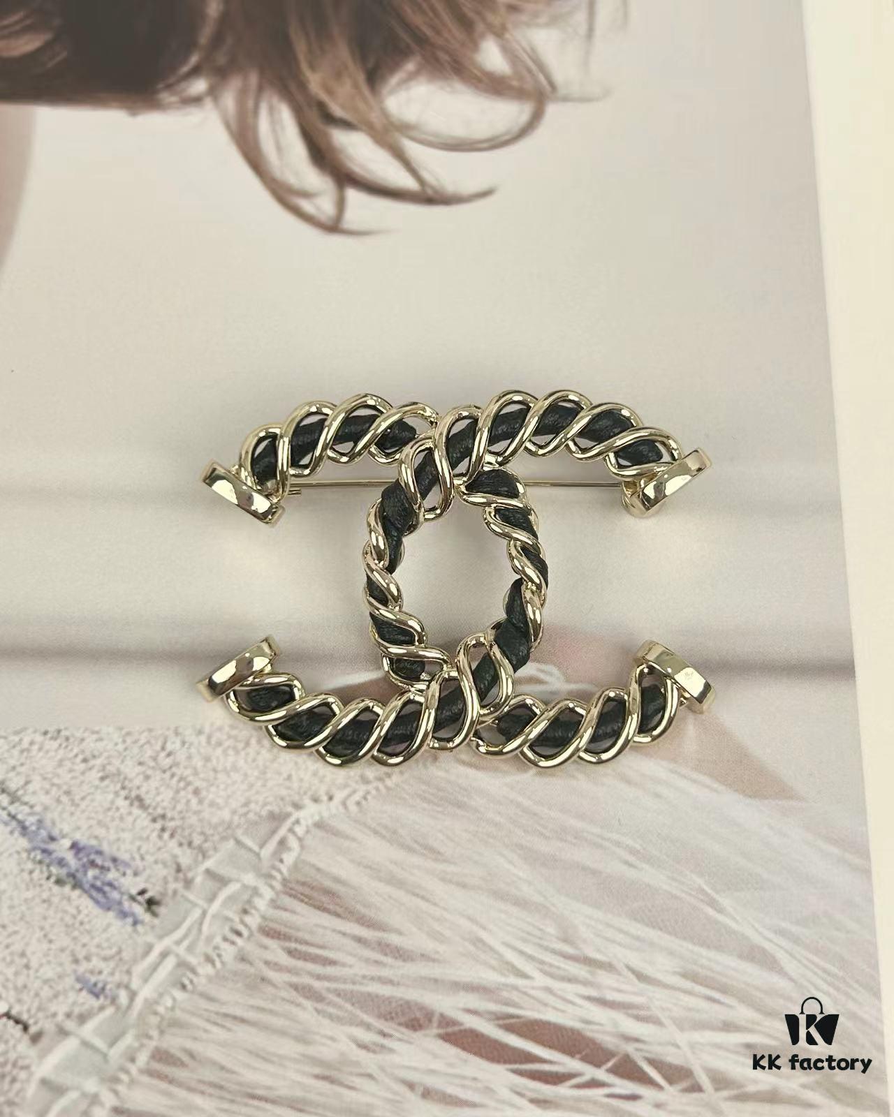 Xiaoxiang New Arrival Light Gold Twisted Leather-Pass Through Versatile Elegant Brooch