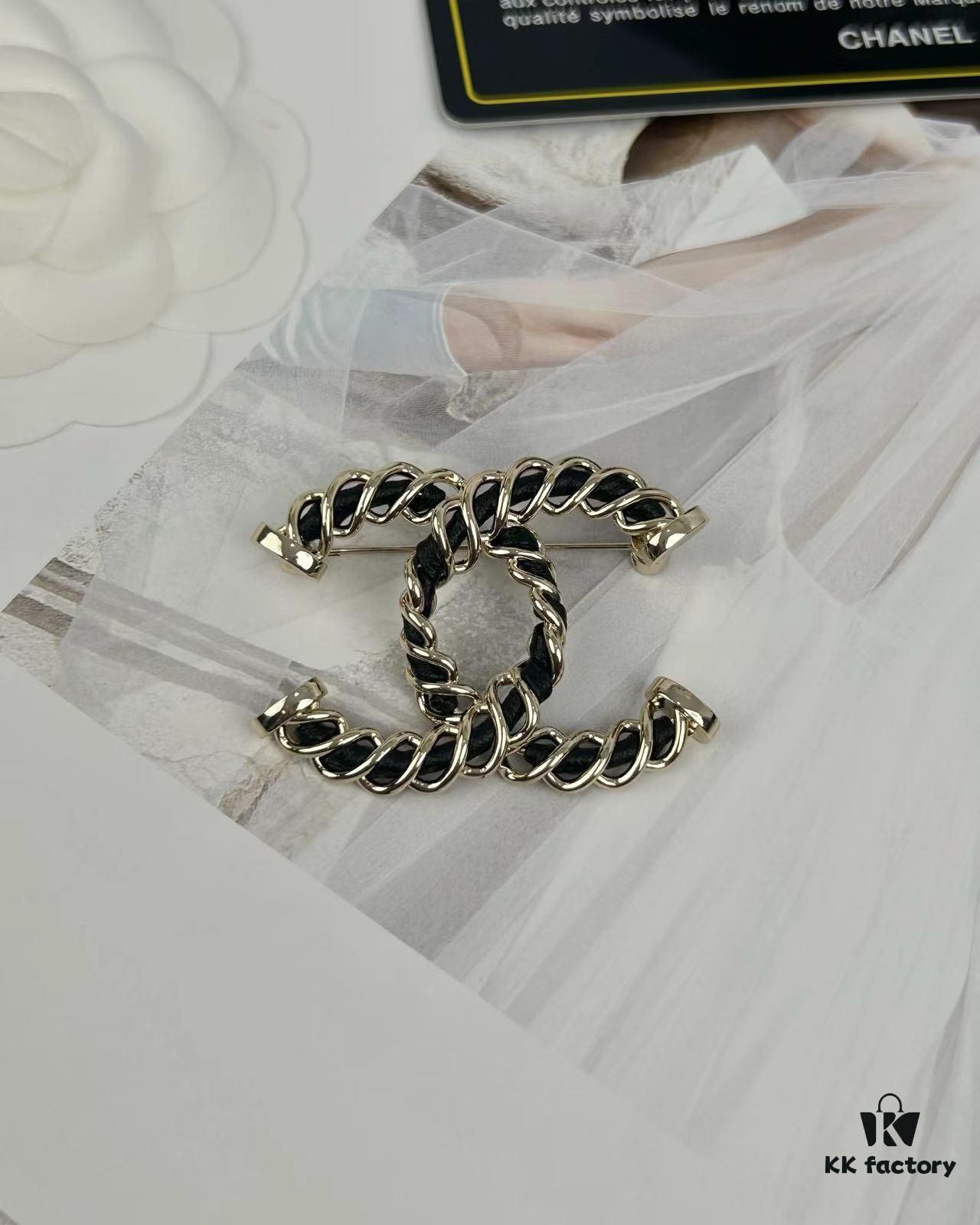 Xiaoxiang New Arrival Light Gold Twisted Leather-Pass Through Versatile Elegant Brooch