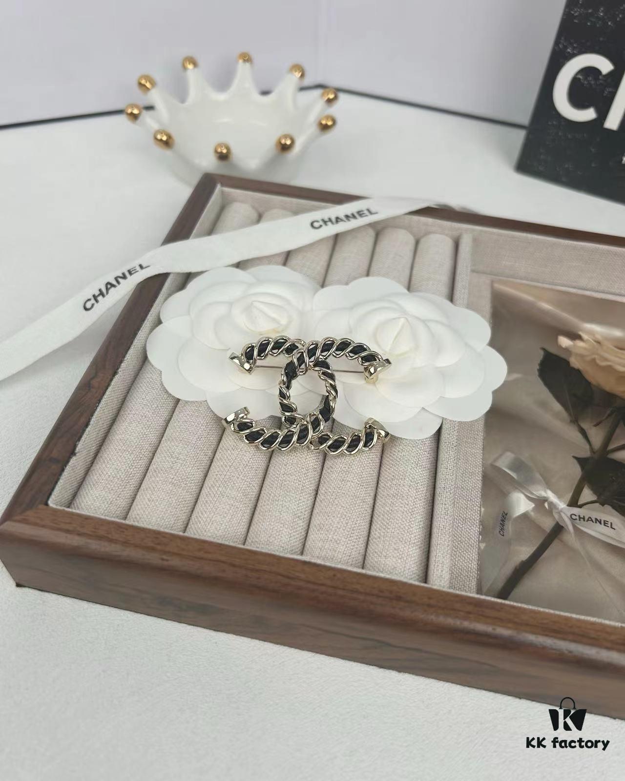 Xiaoxiang New Arrival Light Gold Twisted Leather-Pass Through Versatile Elegant Brooch