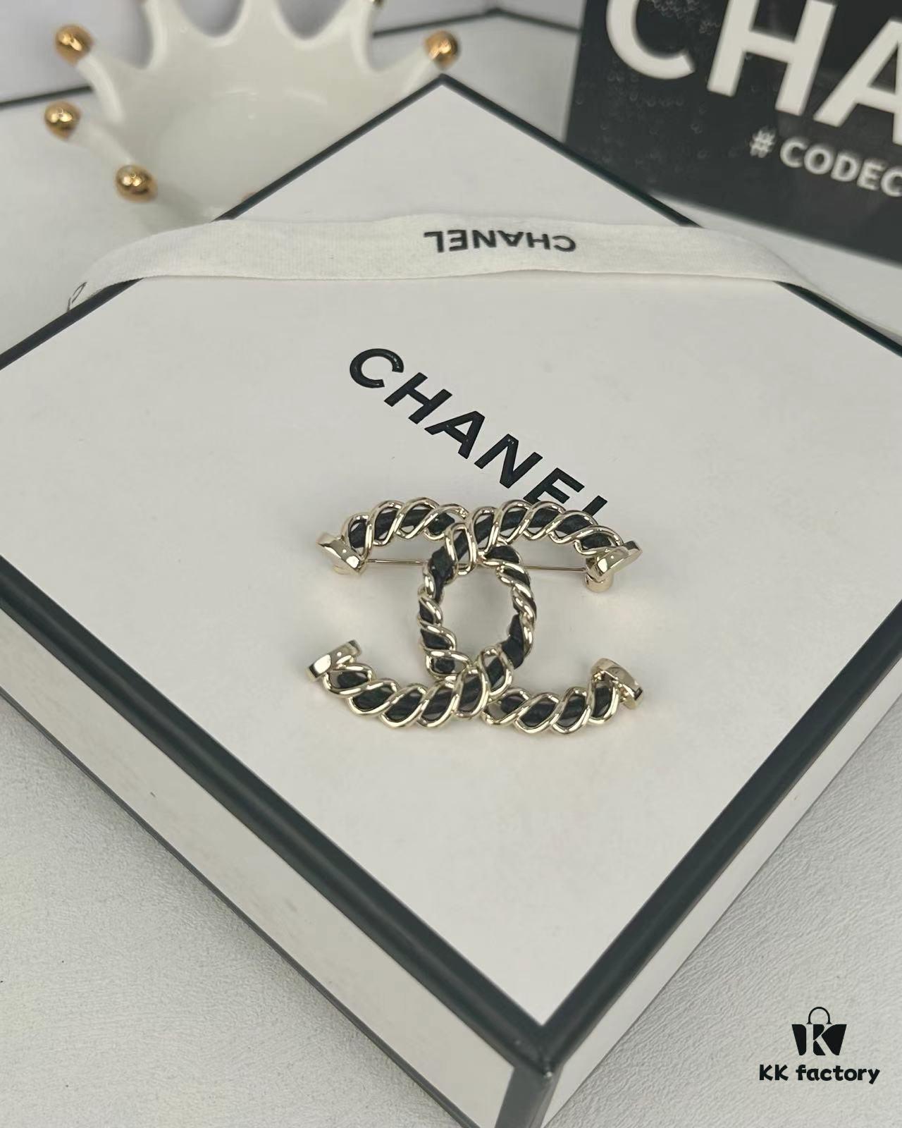 Xiaoxiang New Arrival Light Gold Twisted Leather-Pass Through Versatile Elegant Brooch