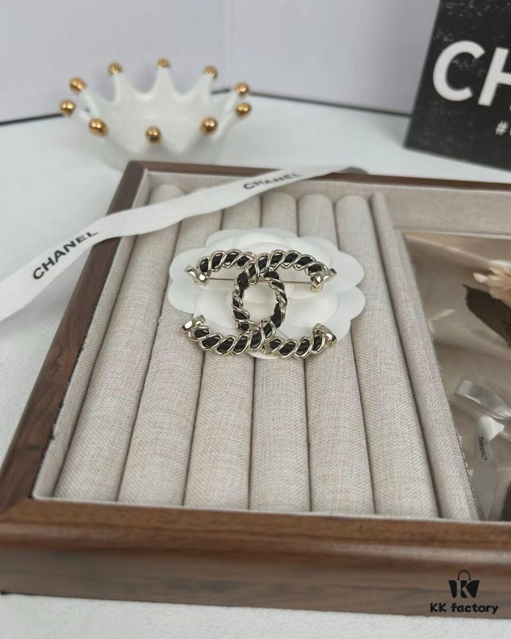 Xiaoxiang New Arrival Light Gold Twisted Leather-Pass Through Versatile Elegant Brooch