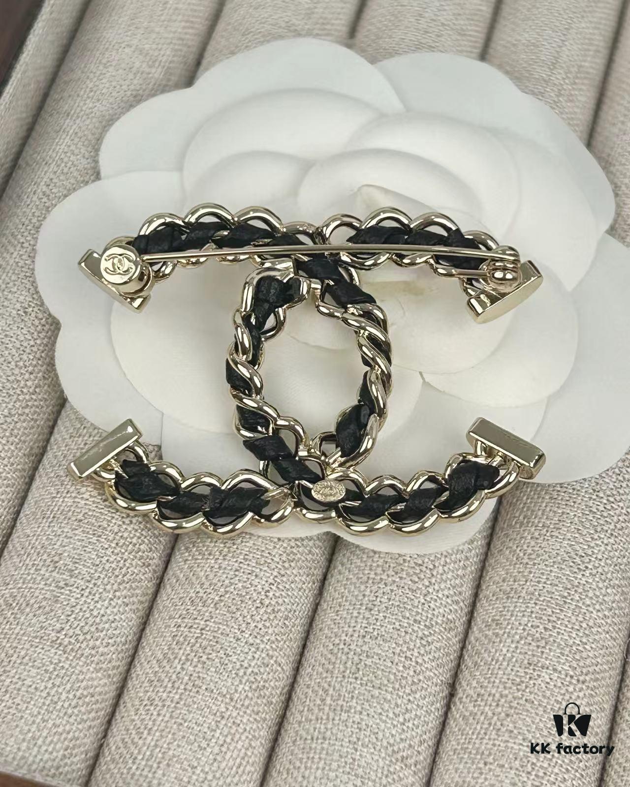 Xiaoxiang New Arrival Light Gold Twisted Leather-Pass Through Versatile Elegant Brooch
