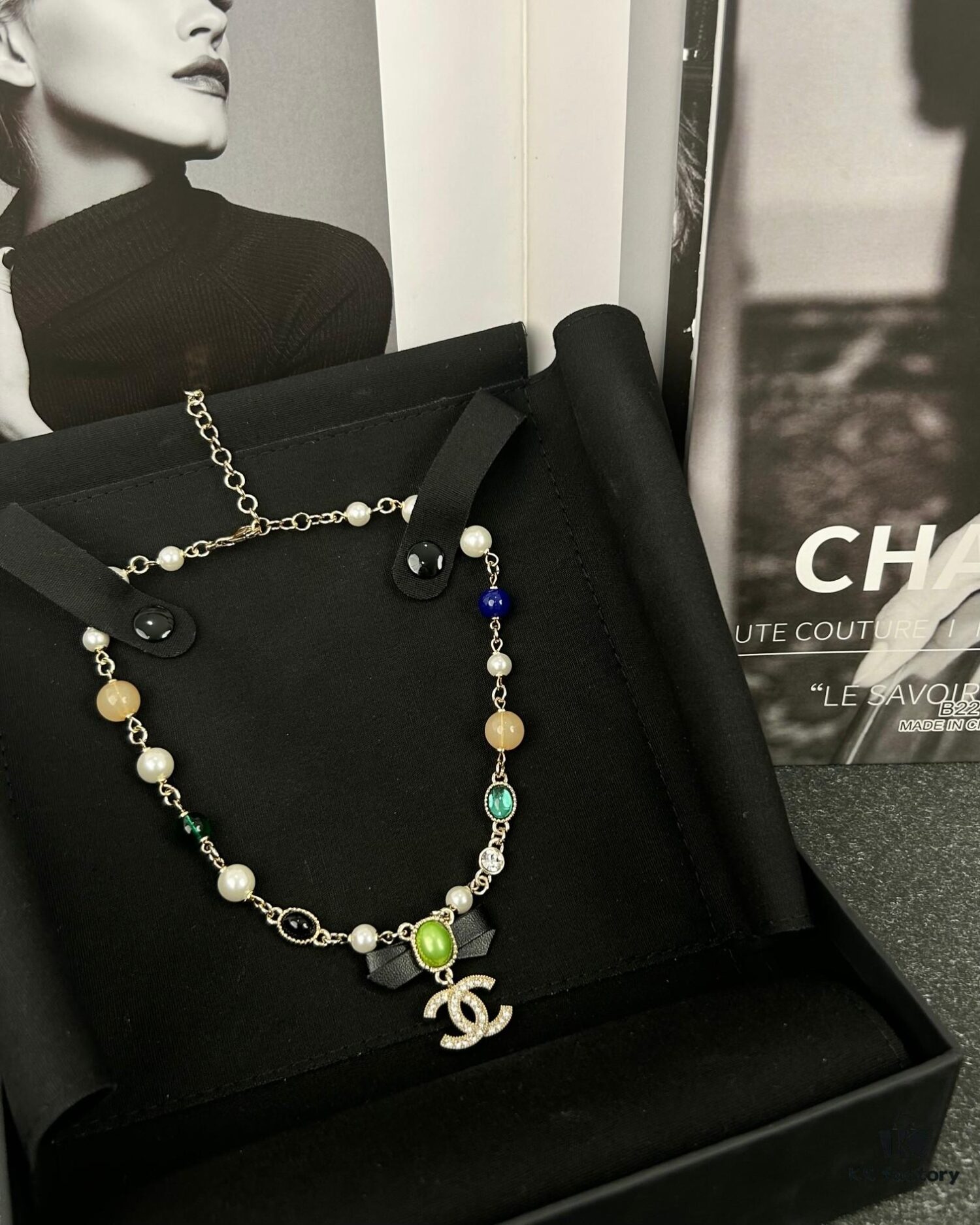 Xiaoxiang New Arrival Black Ribbon Bow with Green Pearl Pendant, Colorful Paved Diamond Necklace