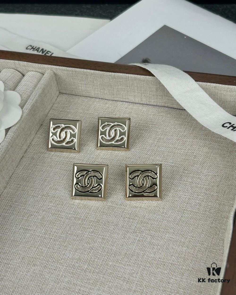 Xiaoxiang New Arrival Square Smooth Black/White Drip Edge Hollow Double C Stud Earrings (Available in Two Colors)