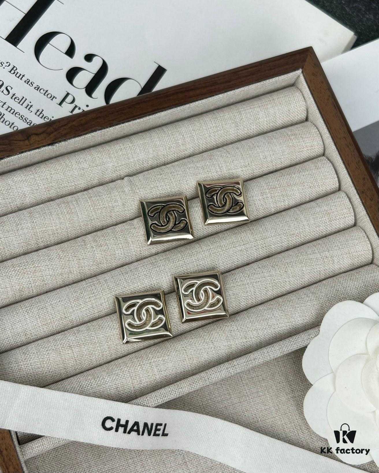 Xiaoxiang New Arrival Square Smooth Black/White Drip Edge Hollow Double C Stud Earrings (Available in Two Colors)