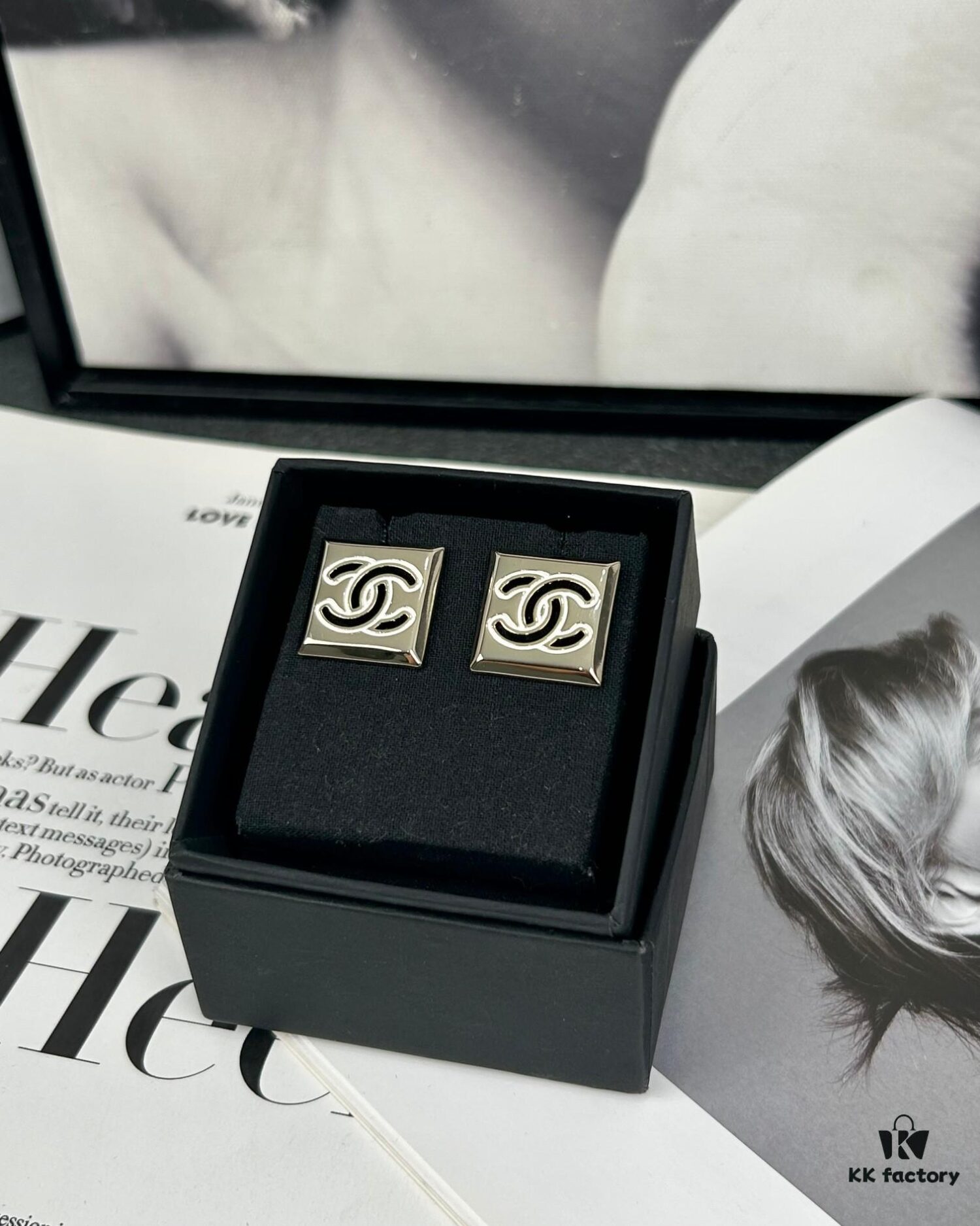 Xiaoxiang New Arrival Square Smooth Black/White Drip Edge Hollow Double C Stud Earrings (Available in Two Colors)