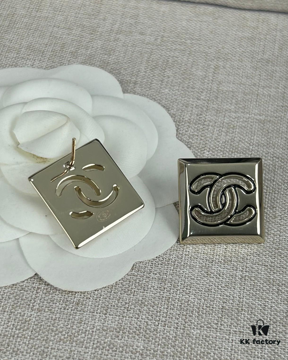 Xiaoxiang New Arrival Square Smooth Black/White Drip Edge Hollow Double C Stud Earrings (Available in Two Colors)