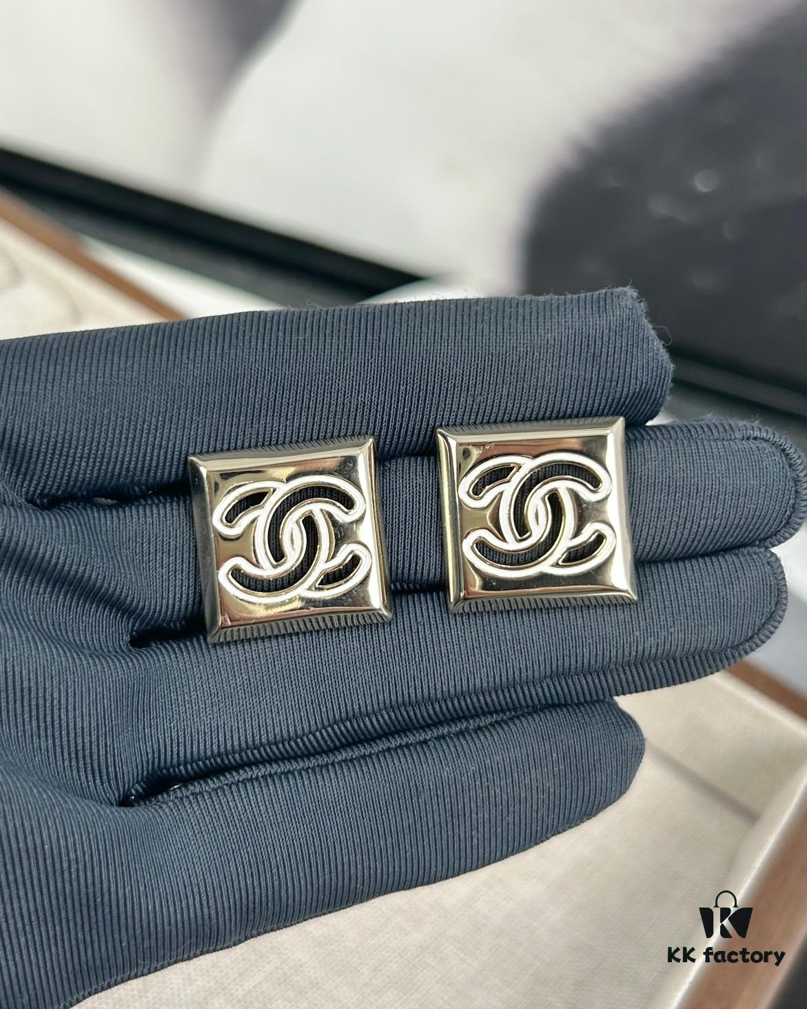 Xiaoxiang New Arrival Square Smooth Black/White Drip Edge Hollow Double C Stud Earrings (Available in Two Colors)