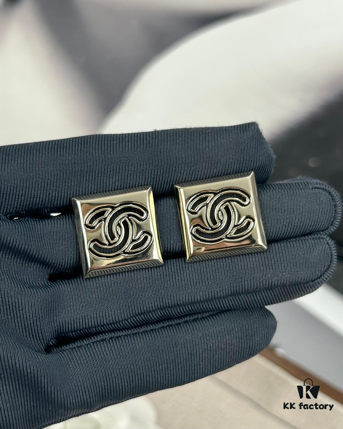 Xiaoxiang New Arrival Square Smooth Black/White Drip Edge Hollow Double C Stud Earrings (Available in Two Colors)