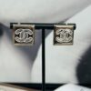 Xiaoxiang New Arrival Square Smooth Black/White Drip Edge Hollow Double C Stud Earrings (Available in Two Colors)