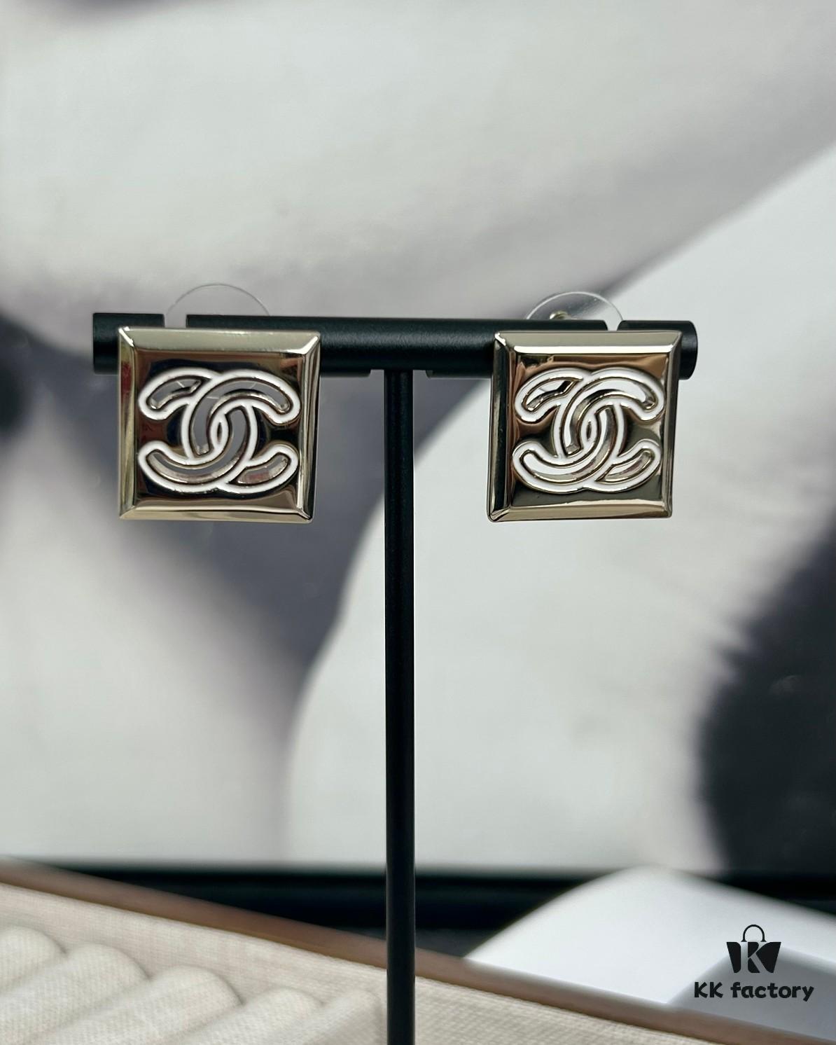 Xiaoxiang New Arrival Square Smooth Black/White Drip Edge Hollow Double C Stud Earrings (Available in Two Colors)