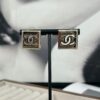 Xiaoxiang New Arrival Square Smooth Black/White Drip Edge Hollow Double C Stud Earrings (Available in Two Colors)